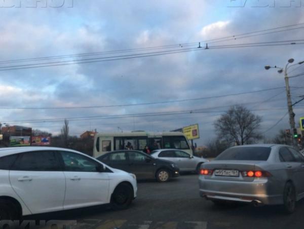 Маршрутка попала в ДТП на мосту Стачки в Ростове